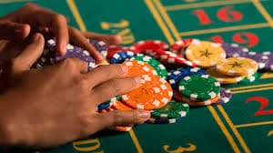 slotss တွင် မြန်မာ ကစားသမားများ Live Baccarat နှင့် Poker ကတ်ဂိမ်းများ MMK ကျပ်ဖြင့် ကစားနေသည့် မြင်ကွင်း